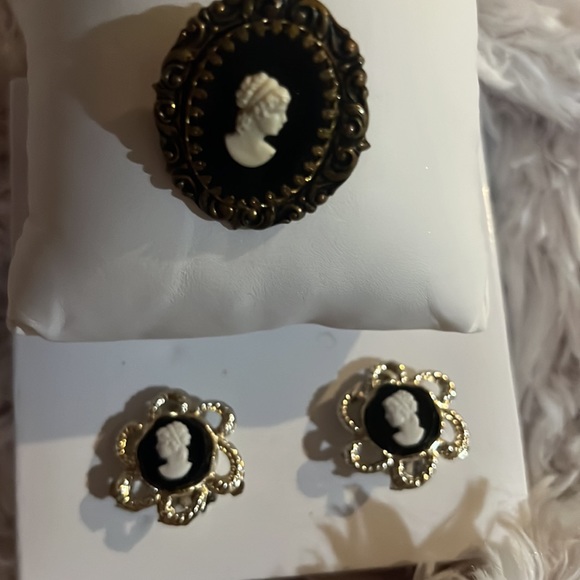 Vintage Victorian Black and White Pin set with matching earrings - Picture 2 of 5
